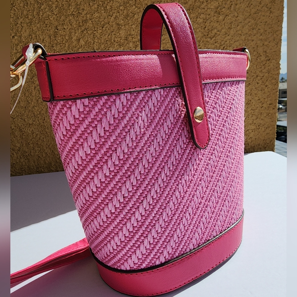 AR New York Women's Weekend Pink Straw Bucket Bag Crossbody - Picture 4 of 10